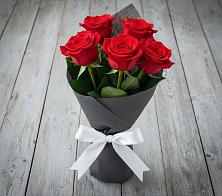 Букет 5 Красных роз Эдлесс Лав в Дружинино
